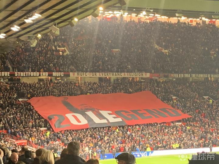 英博球迷深夜准备震撼巨幅TIFO，展现球迷热情与决心