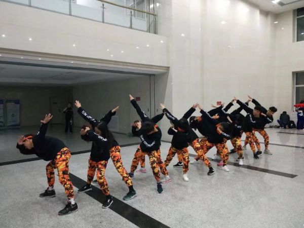 济南大学轮滑舞蹈，体育之光的绽放