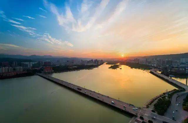 蟠龙广场体育场，规模与魅力的壮丽展现