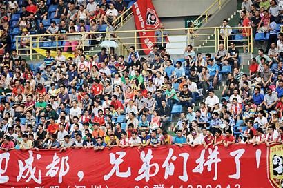 泰山主场失利引发球迷愤怒，两场丢6球泰山0-3不敌蓉城，主帅面临下课危机？