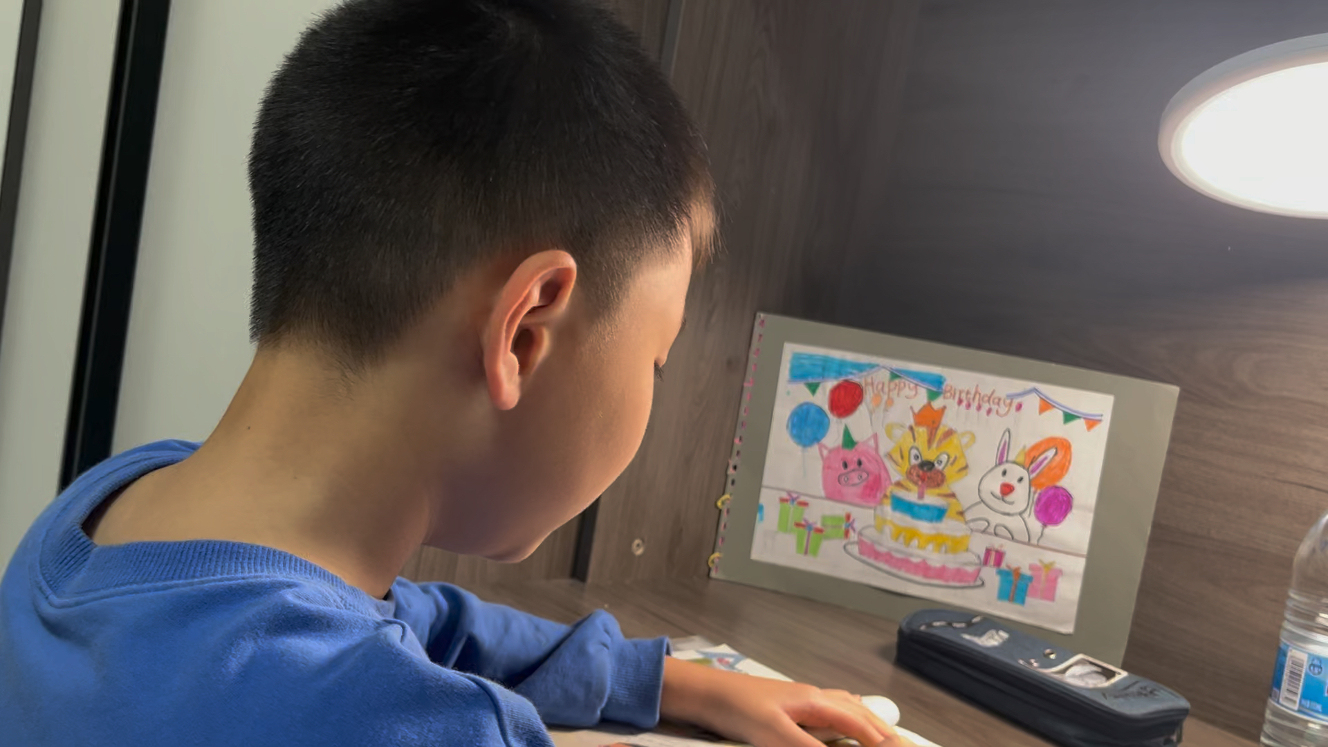 你是否也曾是工作日带娃看球的一员？武磊晒视频，展现家庭教育与球赛观看的独特结合