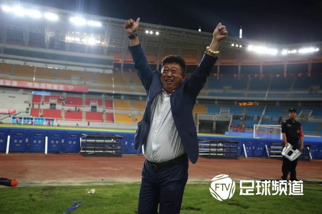 今天是江西庐山一线队主教练王波的生日，让我们共同为他送上最真挚的祝福，祝王波教练生日快乐！在这个特殊的日子里，让我们一起回顾他的职业生涯，感受他的付出和成就，为他的生日增添一份别样的庆祝。