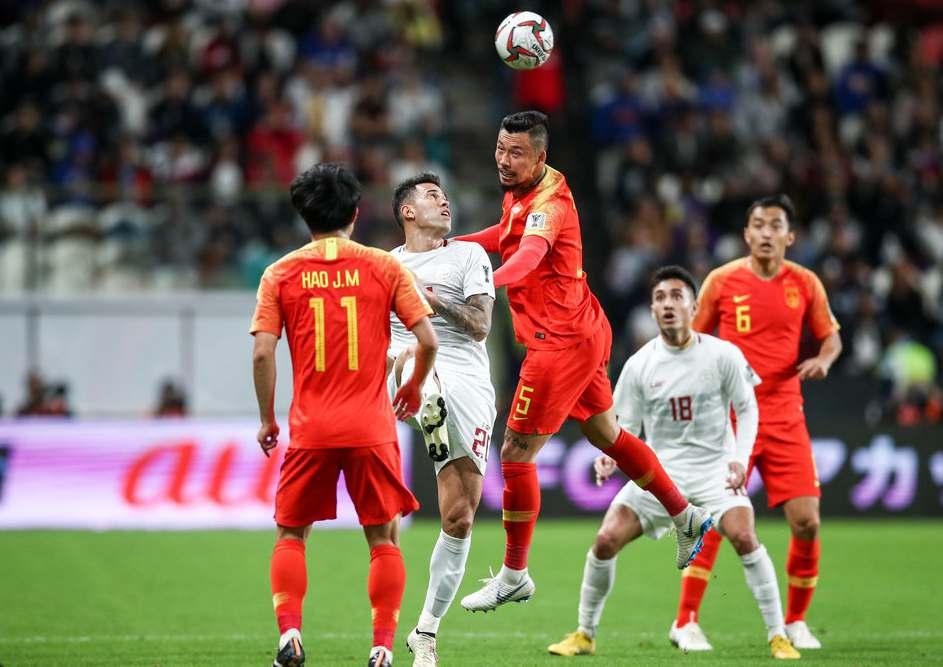 国足史上辉煌时刻，世界排名跃升至第37位，击败日本与乌兹别克的不凡年