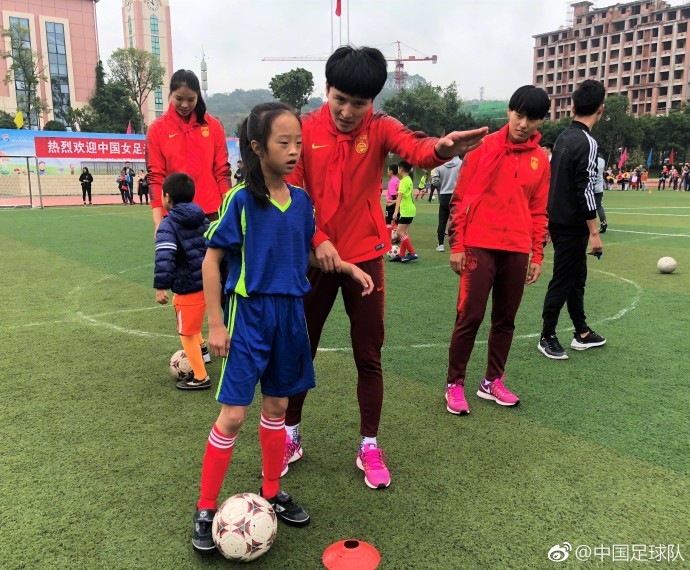 女足国脚朱钰、霍悦欣与欧懿垚走进重庆马坊小学，共筑梦想传递公益力量——足球梦想之旅