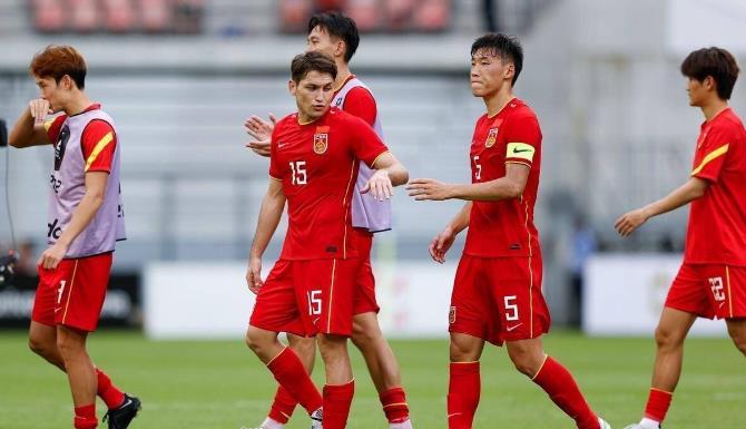 足球报，U17国少面临挑战，唯有战胜乌兹才能延续晋级可能，过关难度不小
