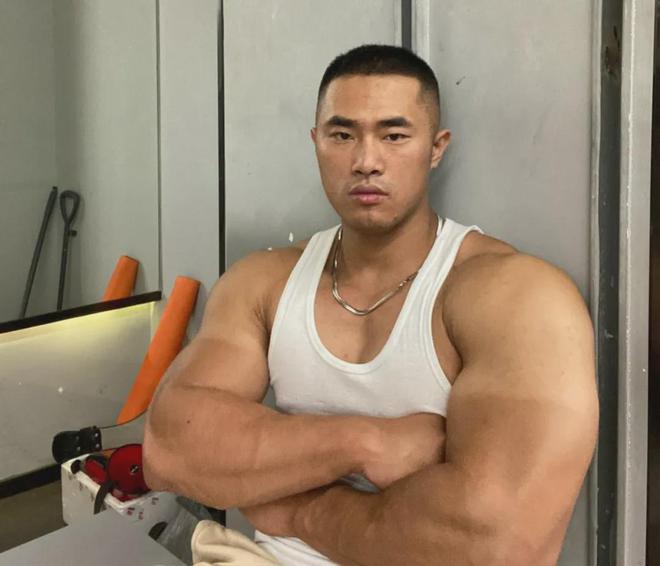 黑皮寸头体育男，动漫中的热血形象