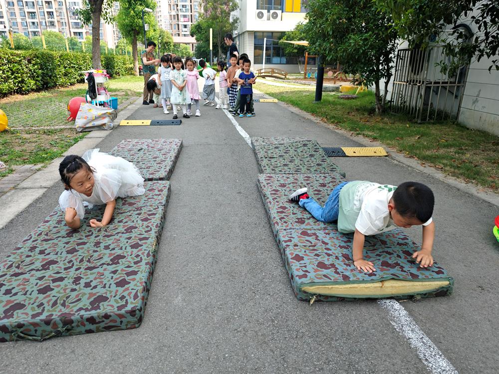 小班爬行类体育游戏名称及其设计思路