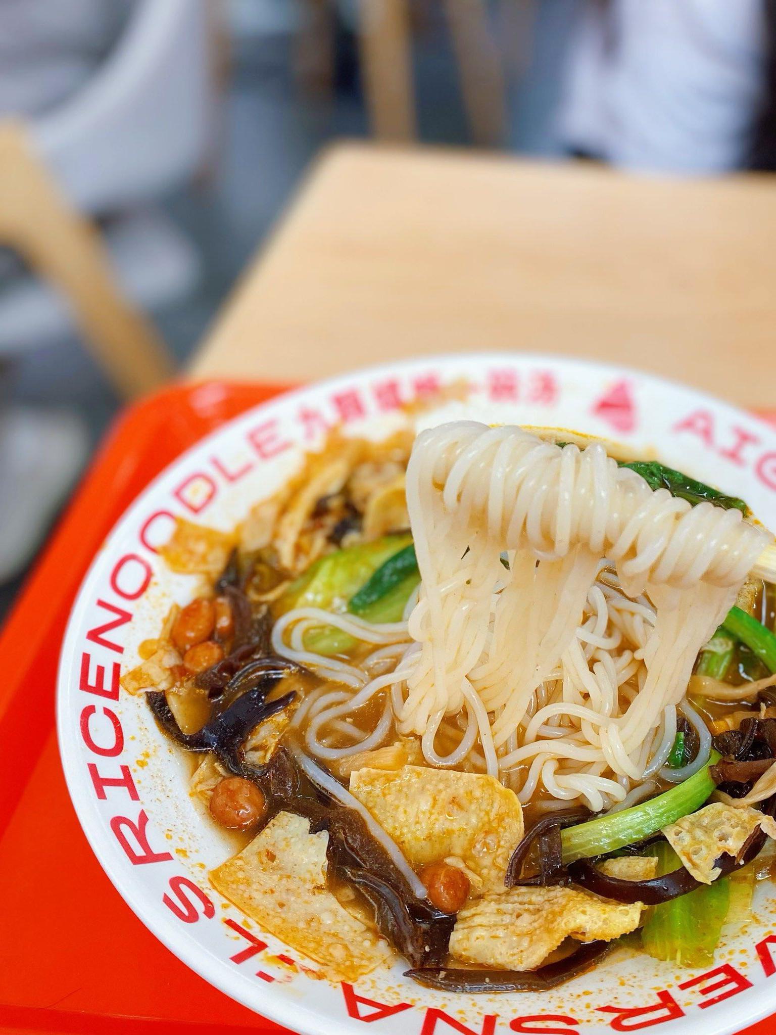 禄丰体育馆螺蛳粉店，品味城市活力与独特美食之旅