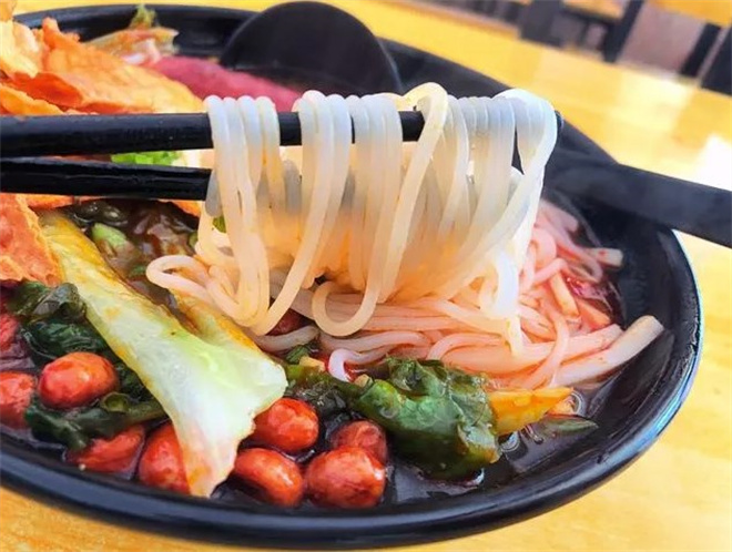 禄丰体育馆螺蛳粉店，品味独特美食，感受城市活力