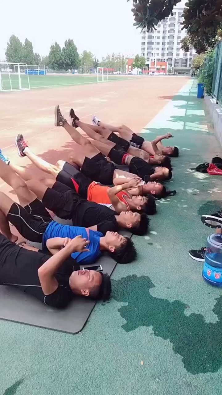 体育生睡醒后的迷糊瞬间