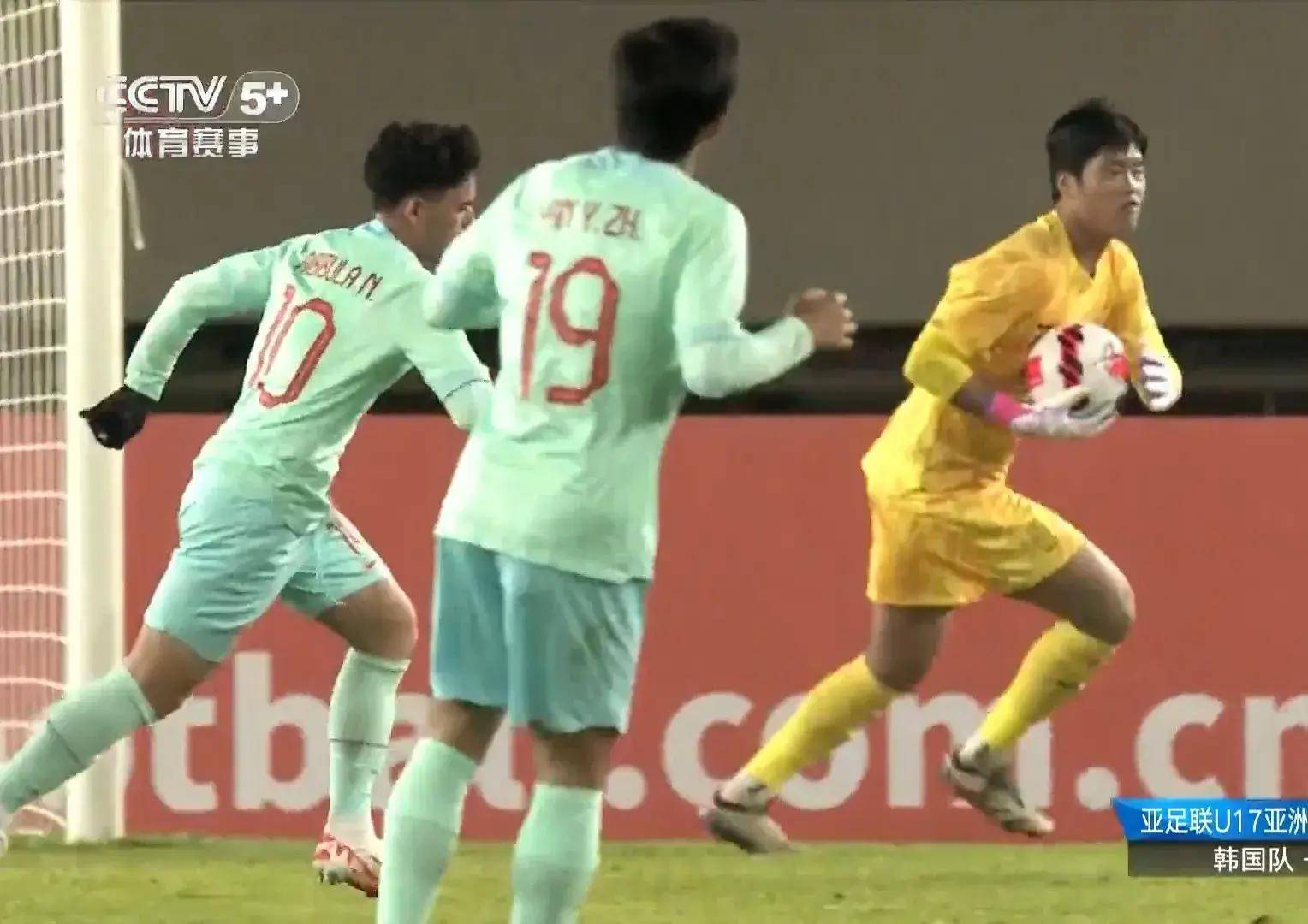 U17亚洲杯国少两战失四球，门将依合散的缺失与防守反思