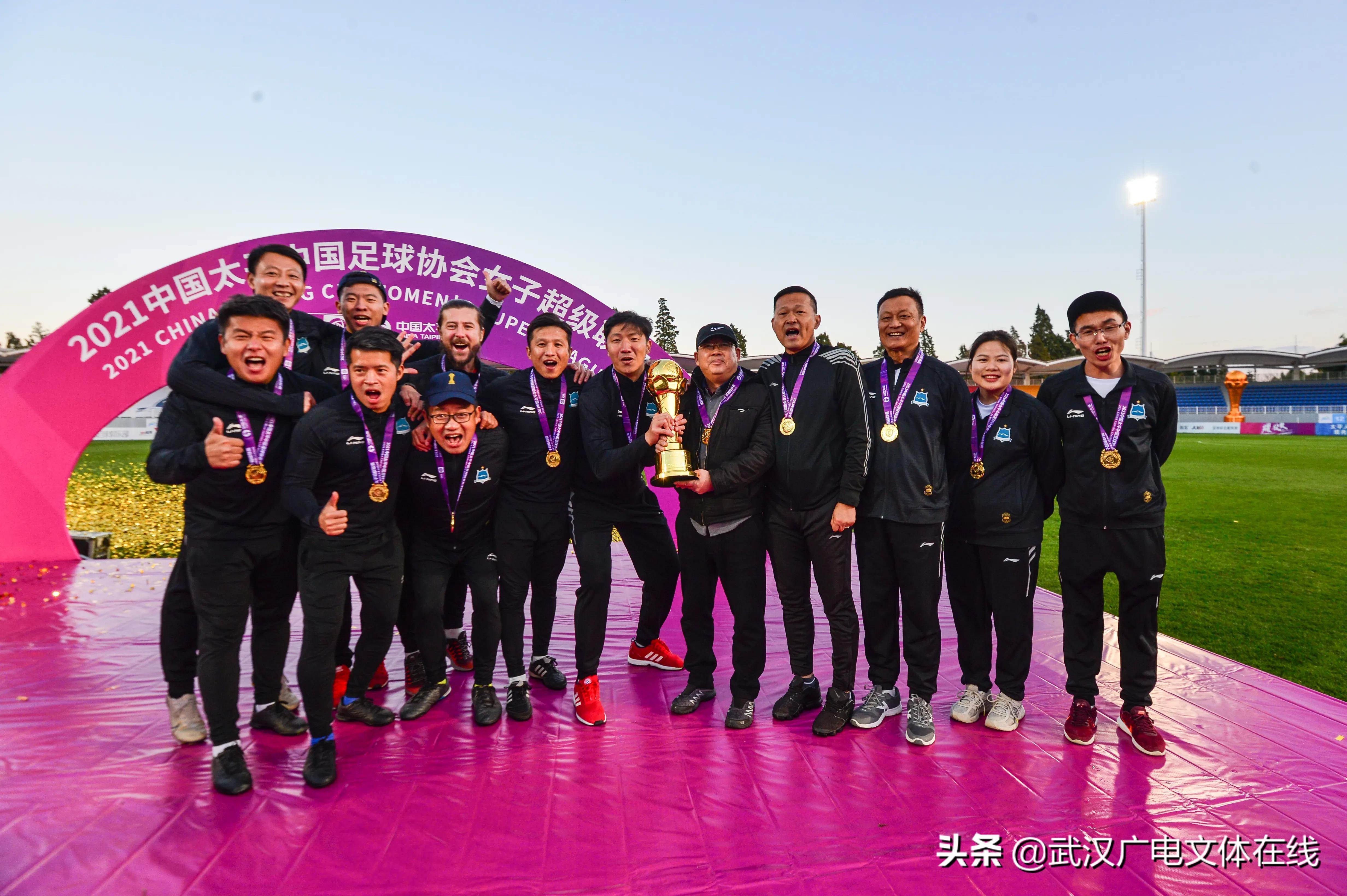 足球报，三镇工资准时到账背后的故事，以及解决往年债务的挑战与决心