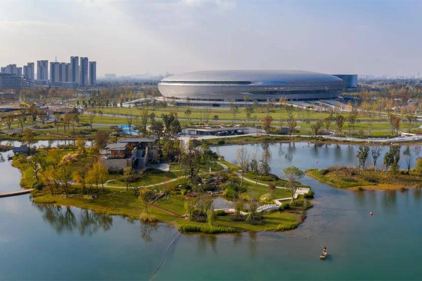东安湖体育公园景区图，城市绿肺与运动活力的和谐融合