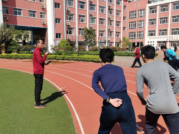 体育老师辛勤耕耘，塑造健康体魄与意志品质的双重培育之路