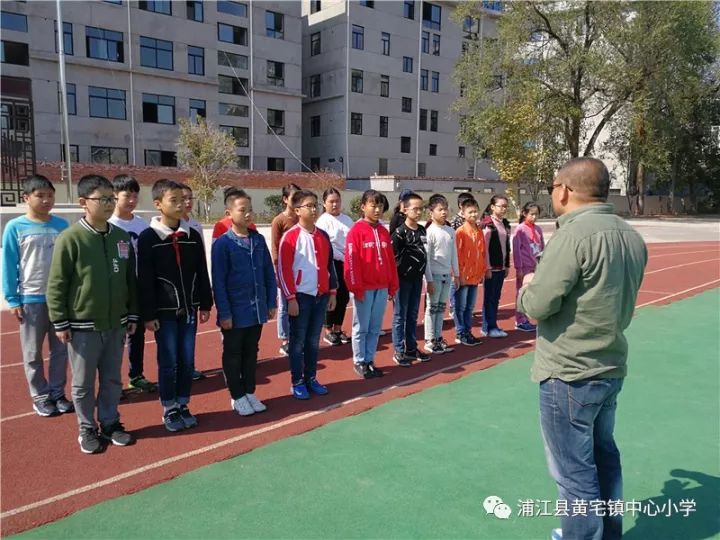 体育老师辛勤训练学生，塑造健康体魄与意志品质的双重培育