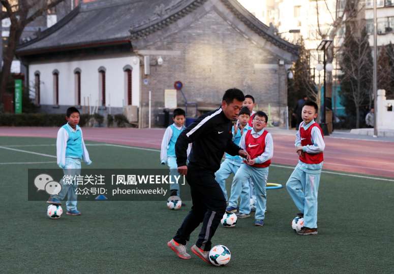 体育老师辛勤训练学生，塑造健康体魄与意志品质的双重培育