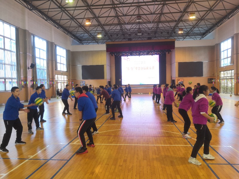初中体育集体合作研讨，探索有效教学与实战策略