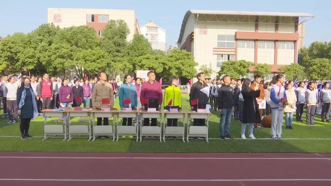 体育生脚受伤发个动态，挑战与坚持并重，勇往直前