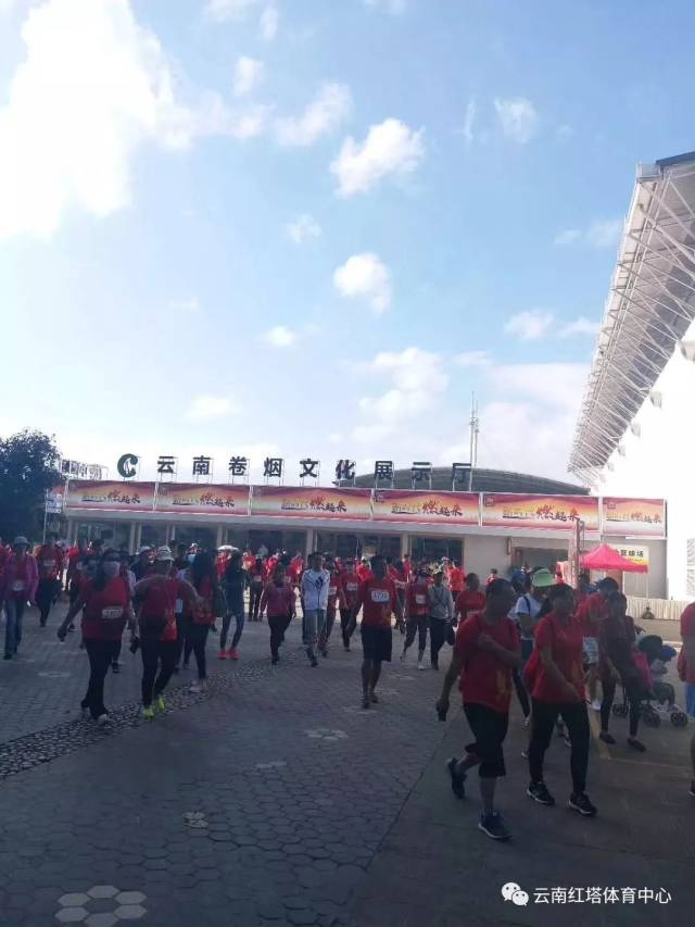 红塔体育馆的地摊文化繁荣