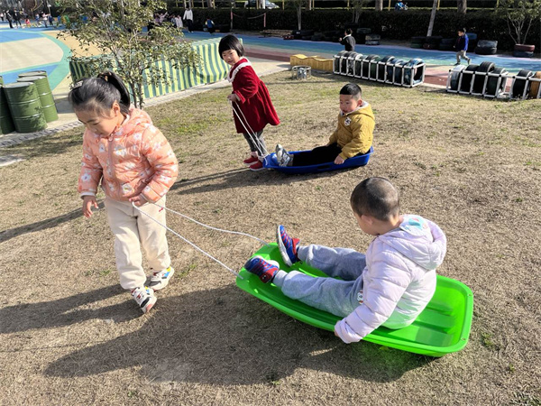 小山坡上的户外体育游戏盛宴