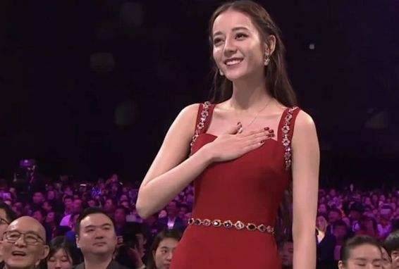 社交秀大战！鲁加尼妻子与卡里乌斯妻子性感工作照比拼瞬间