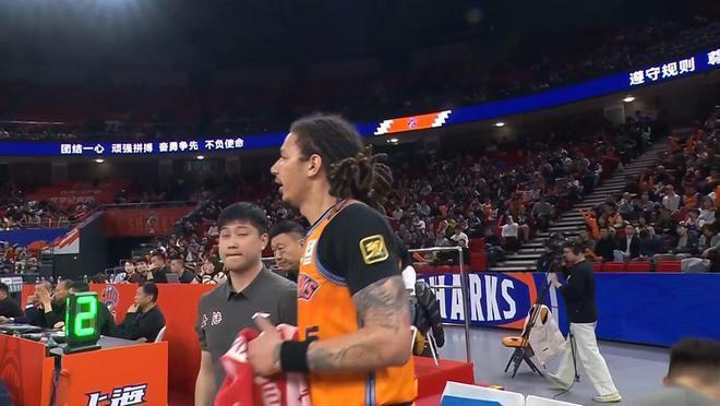 特谢拉现身CBA季后赛现场，见证上海男篮绝杀广东男篮
