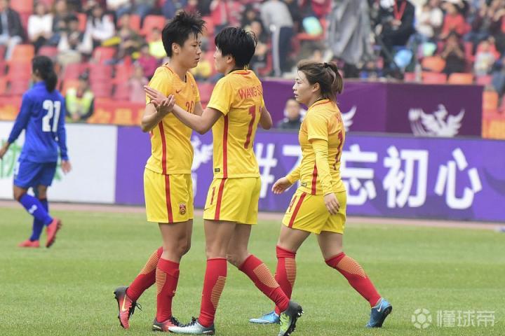 中国女足迎战泰国女足，半场邵子钦梅开二度，中框泰国半场零射门，最终2-0取胜