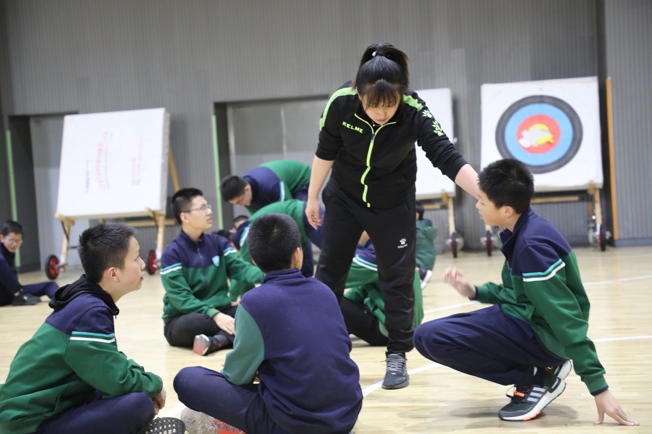 青岛滨海学校体育教师，塑造学生健康体魄的关键人物