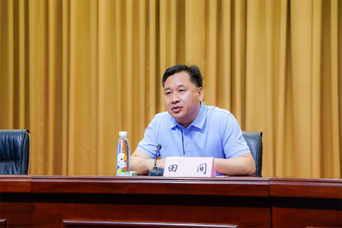 叶县体育中心主任，引领地方体育事业发展的杰出领导者
