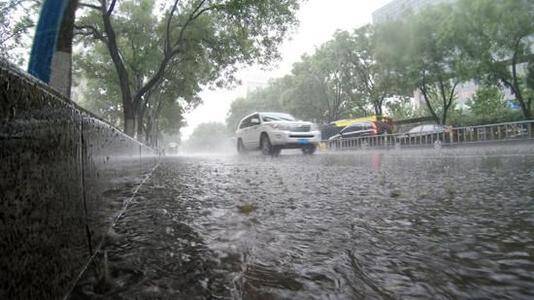 西海岸的天气挑战，从浓雾到大雨大风