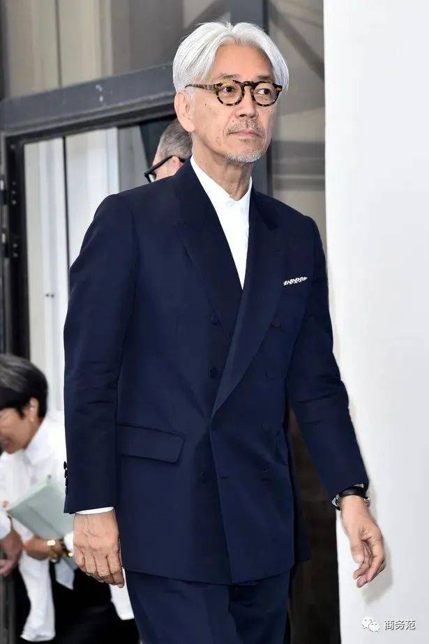 巴塞罗那SC主帅谈粉色燕尾服着装，轻松选择助力球员放松心态
