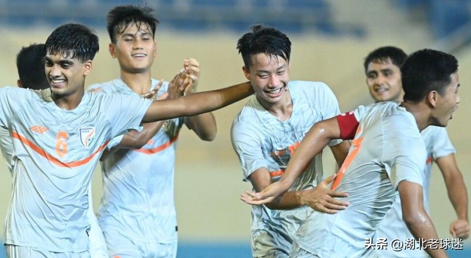 阿联酋U17戏剧性瞬间，分数计算失误引发痛哭，最终逆袭晋级狂喜庆祝