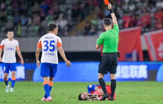 暂登顶！泰山4-0新鹏城，两连胜背后的故事，李源一的任意球破门与三外援的传射风采
