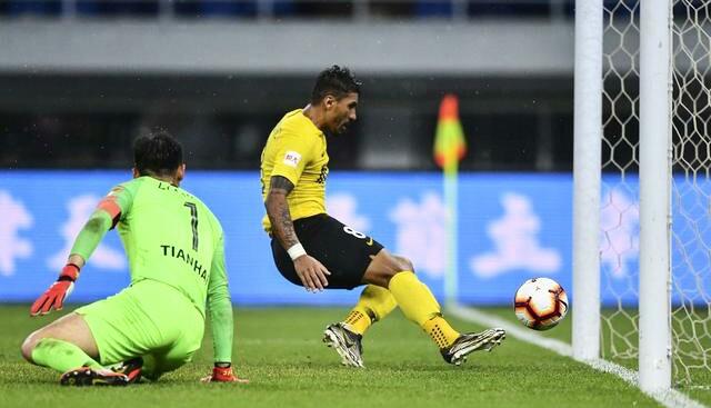 暂登顶！泰山4-0新鹏城，两连胜背后的故事，李源一的任意球破门与三外援的传射风采
