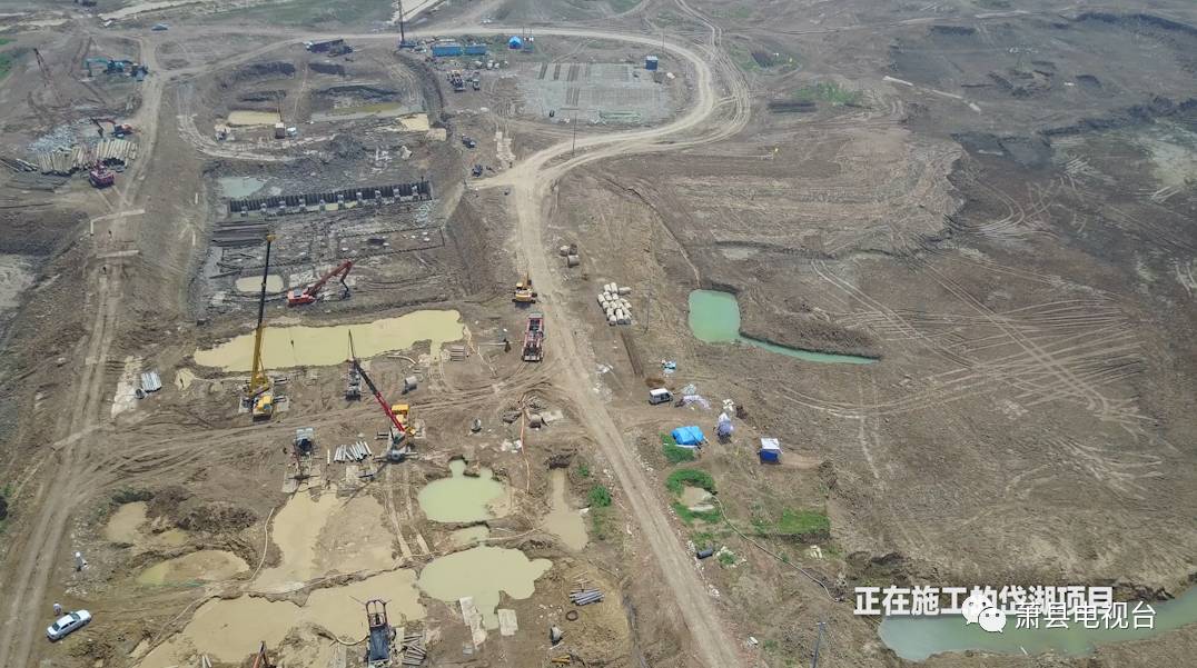 航拍视角下的萧县体育场站，活力与现代交融的壮丽画卷