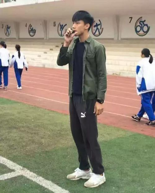 体育校草沦陷十八书屋，热血青春与知识的碰撞