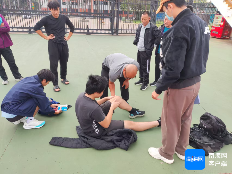运动中的意外启示，男生体育老师的摔倒瞬间