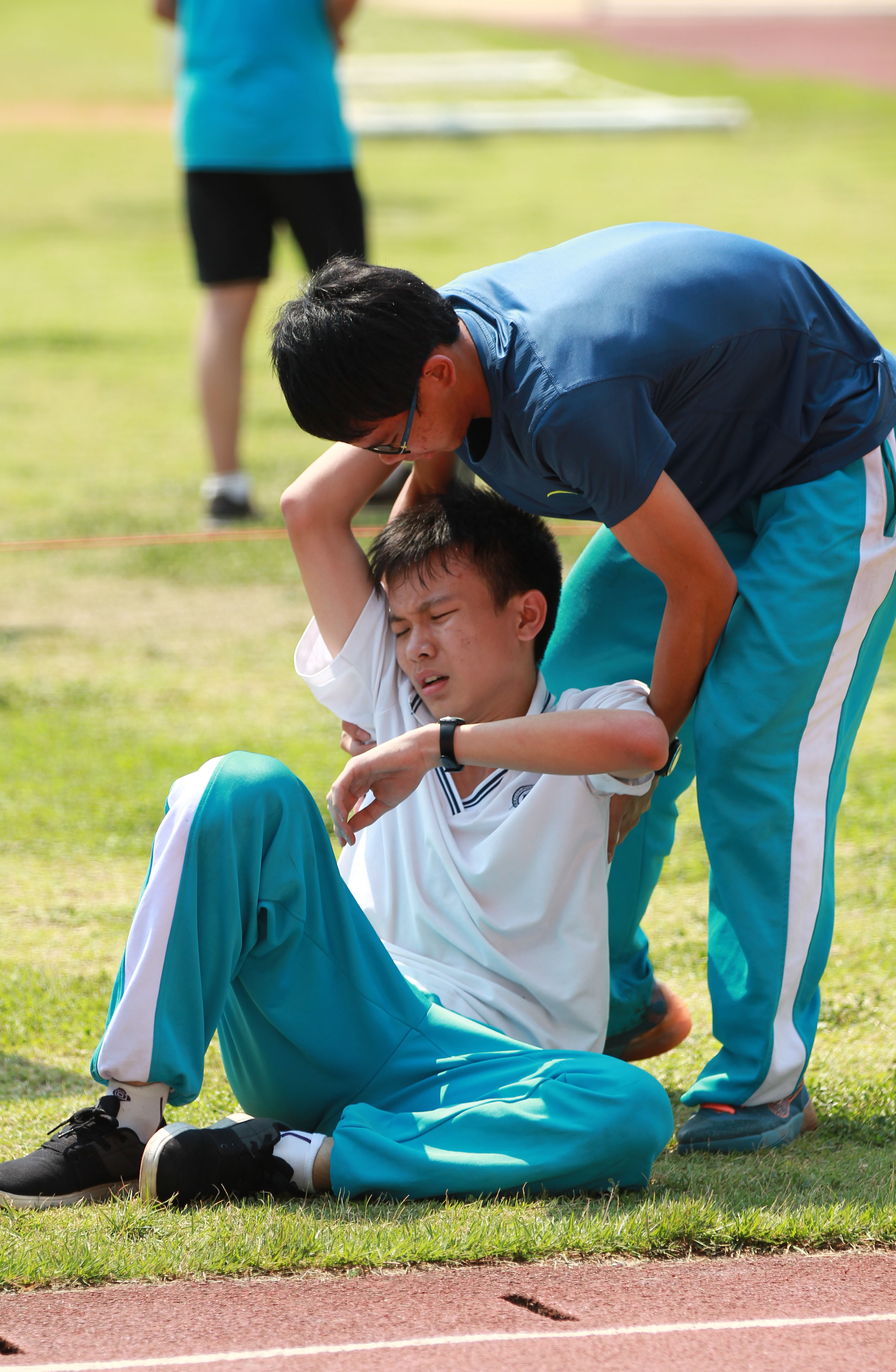 男生体育老师摔倒的瞬间，运动中的意外与启示