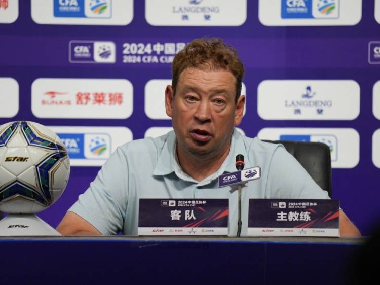 斯卢茨基的智慧，尊重与团队的力量——在公开场合从不评价队员失误的重要性