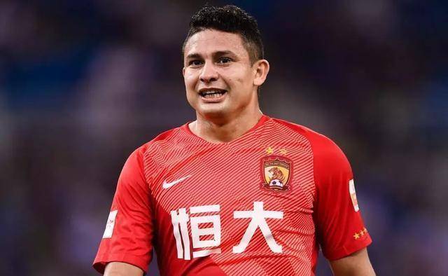 中国足球困境解析，主帅与球员的脱节、盲目自大心理的挑战及未来出路探讨