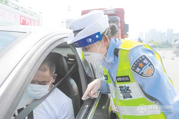 记者报道，韩佳奇遭遇意外伤病，紧急送往医院进一步检查，膝盖裹着厚厚的冰块