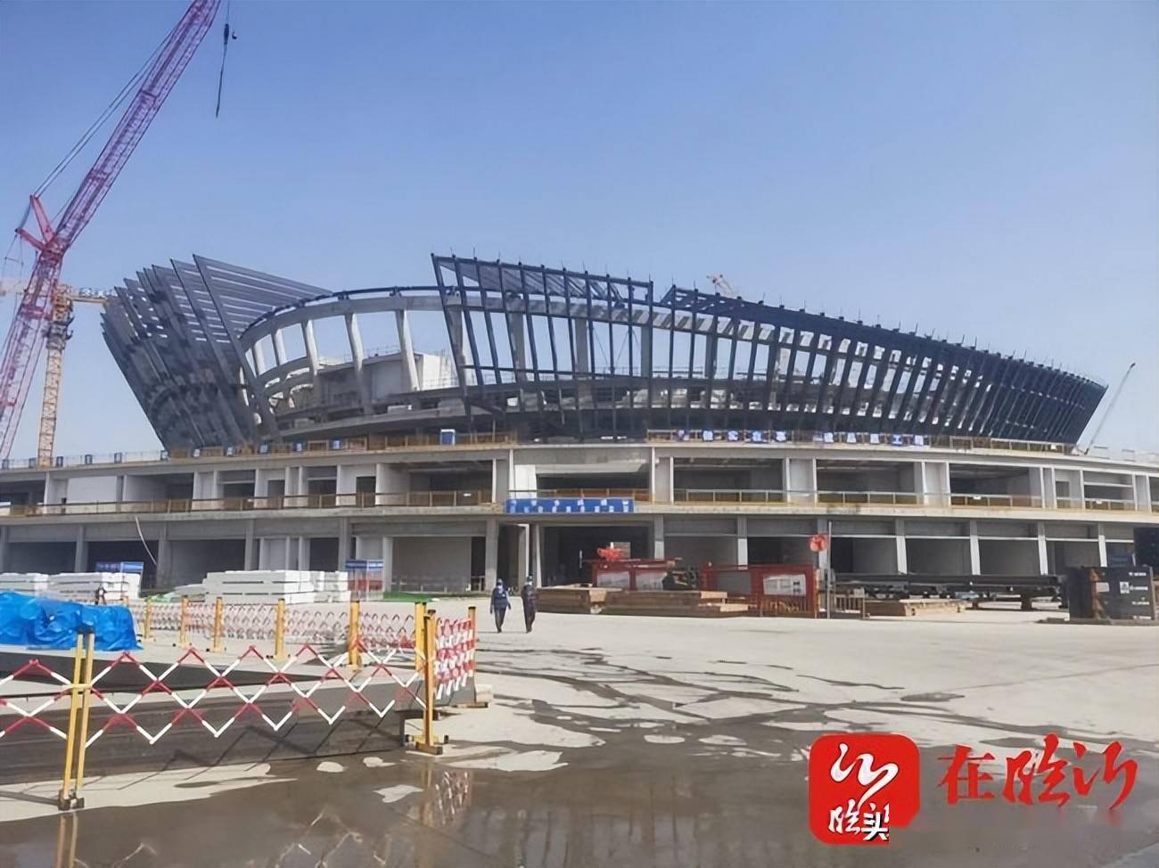 沂水体育馆封顶仪式，一座城市的新地标诞生的壮丽瞬间
