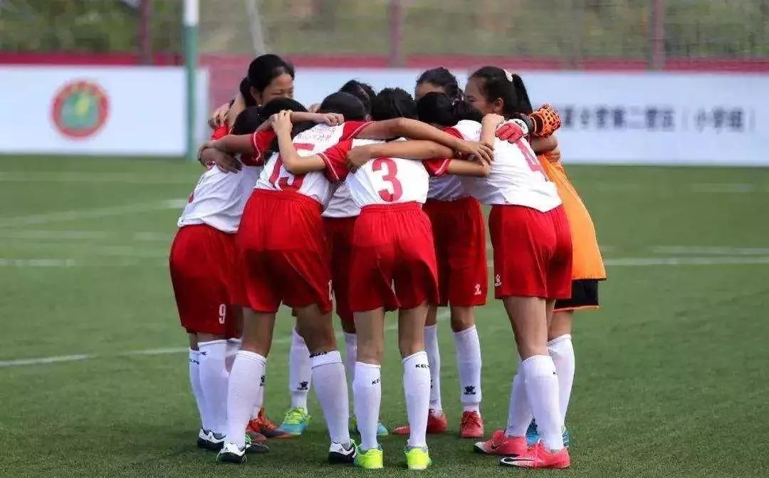女体育生学习踢足球，挑战与突破