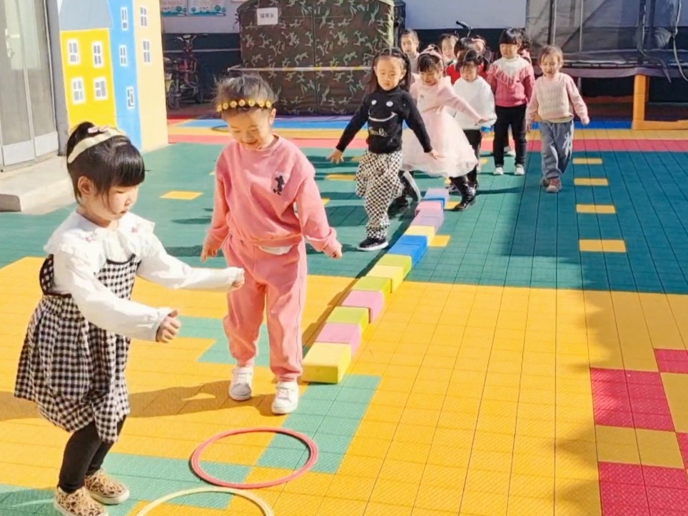 小班体育交叉走线课程教案，培养协调与平衡能力