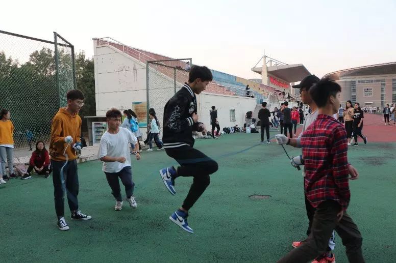 国外小学快速跑体育游戏，激发学生活力与提升运动技能
