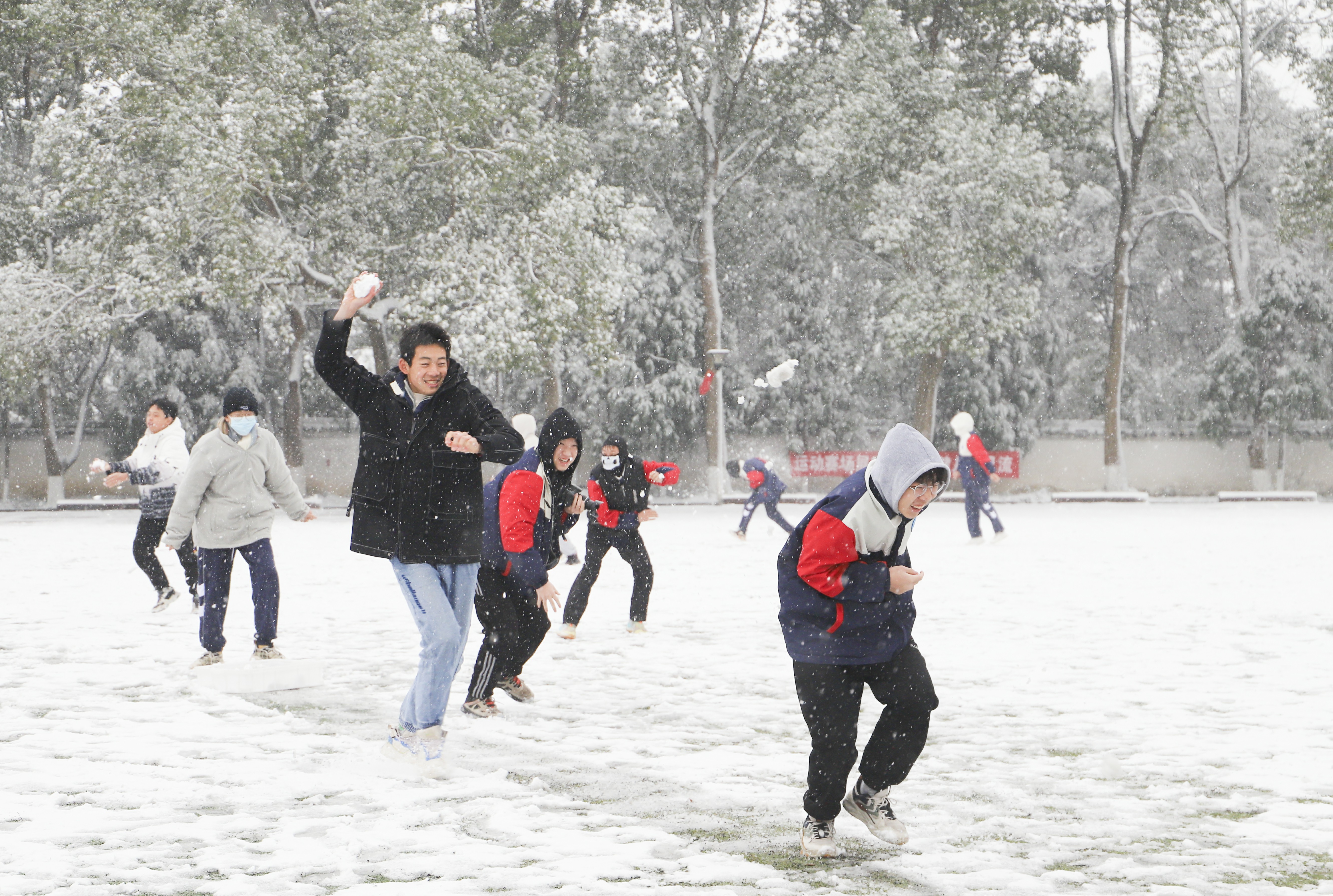 体育课上的雪景图片，一幅动人的冬季画卷