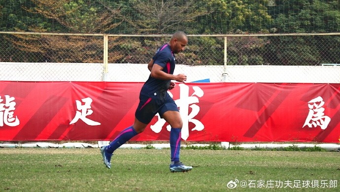 向着成功勇敢冲锋——2025赛季天津津门虎足球俱乐部一线队全家福