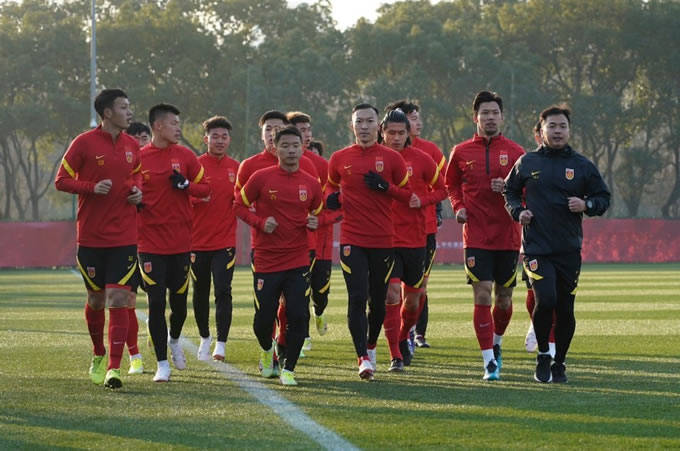 国足备战世预赛生死战，众多国脚人气高涨，集结报到展现决心
