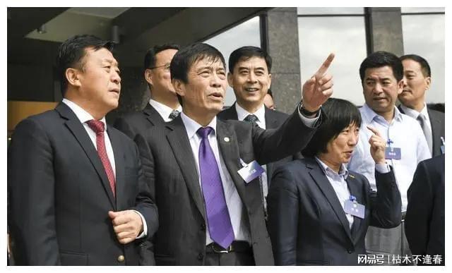 亚足联女子委员会主席坎亚与中国足协副主席孙雯探访小球员，展现足球界的温暖时刻