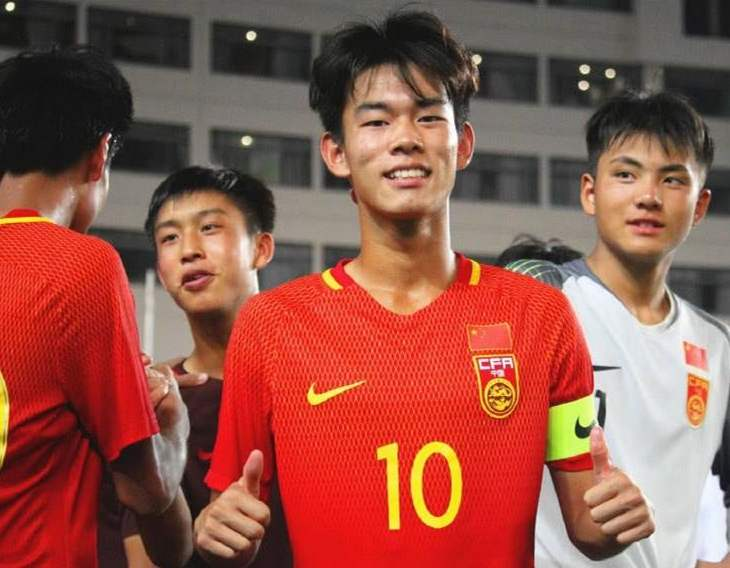 踢好中超再留洋，请相信王钰栋们的选择！
